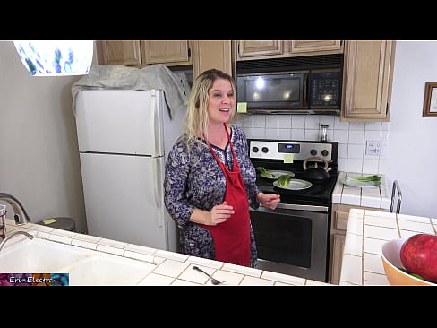 ❤️ Stepmom u munghje in cucina prima di a so data ☑ Sessu di qualità à porn co.goodseller.top ❌️❤